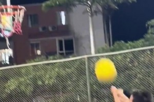 尼克斯铁粉凯莉·詹娜出席活动，这身材让人很难不多看两眼
