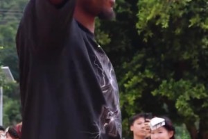 优质偶像 巴特勒来到四川大凉山为这里捐赠了球场！！